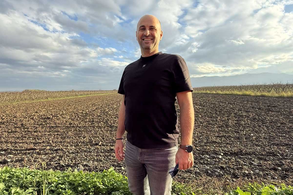 Στροφή στις εναλλακτικές καλλιέργειες: Ο Σπύρος Καραμελίδης επενδύει στην Κινόα αναζητώντας νέες διεξόδους στον αγροτικό τομέα.